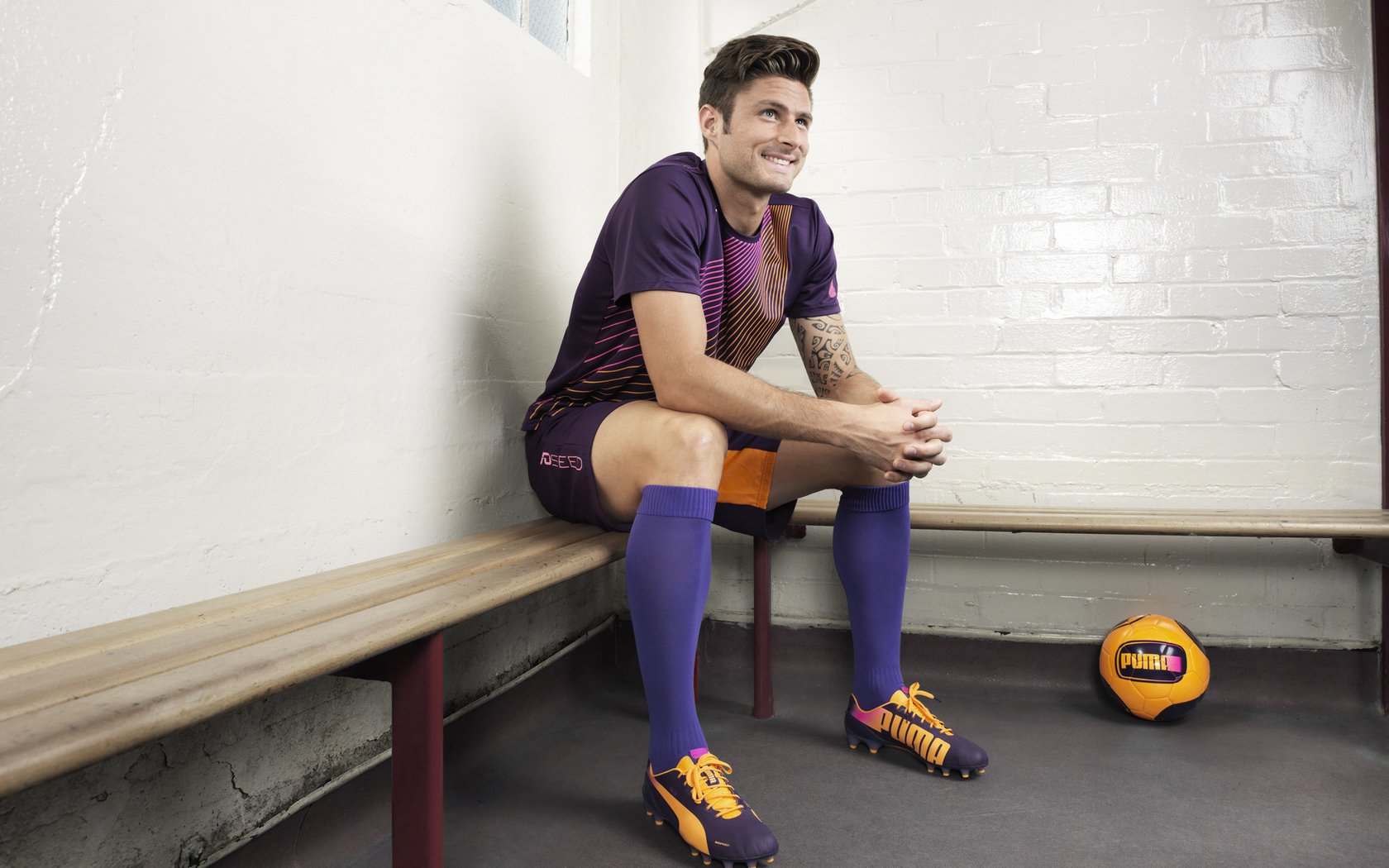 进攻端表现出色,前场竞争愈发激烈。,进攻型中场和前锋